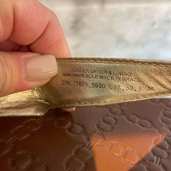 Tory Burch leather sandals. Great condition. Slight wear but still looks good. - Picture 4 of 9